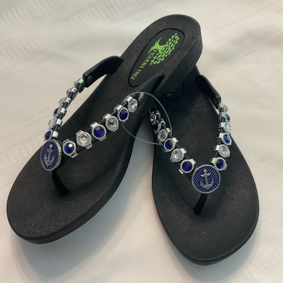 New Figuera Tree Flip Flops. Size 8 - Picture 1 of 7